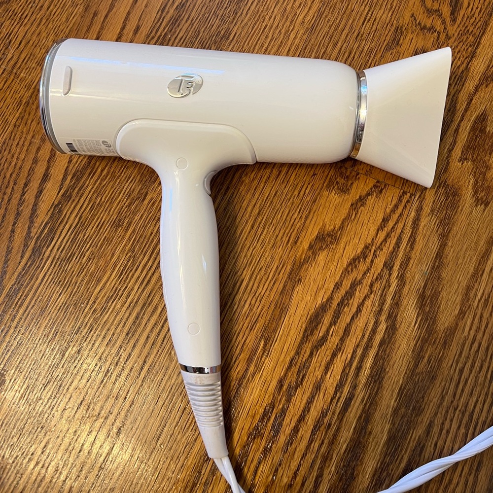 T3 Cura Luxe Hairdryer